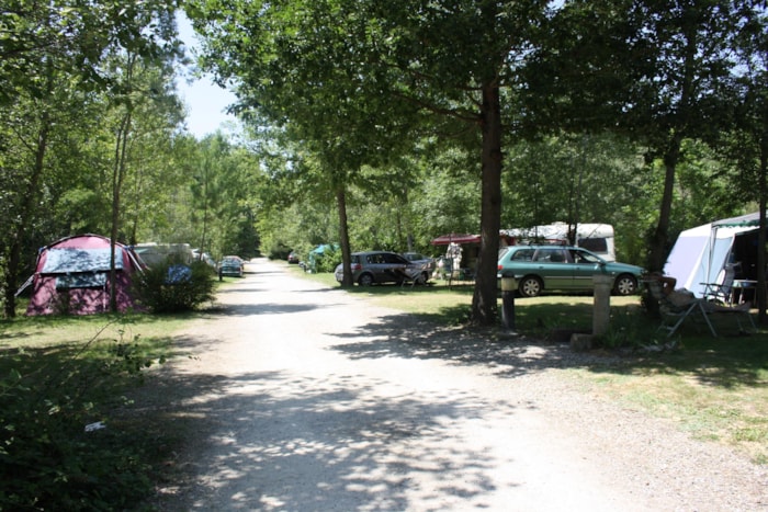 Emplacement : Véhicule + Tente Ou Caravane Sans Électricité