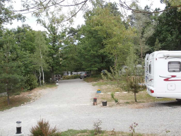 Emplacement : Véhicule + Tente Ou Caravane Sans Électricité