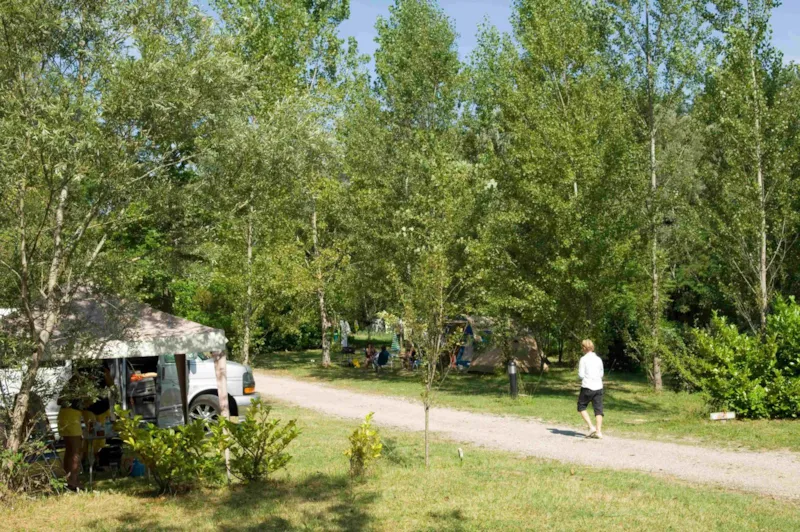 Emplacement : Véhicule + Tente Ou Caravane + Électricité