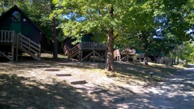 Hut on stilts with terrace (2 adults + 2 children)