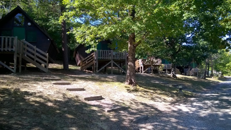 Hut op palen met terras ( 2 volwassenen + 2 kinderen)