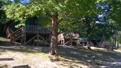 Hut on stilts with terrace (2 adults + 2 children)