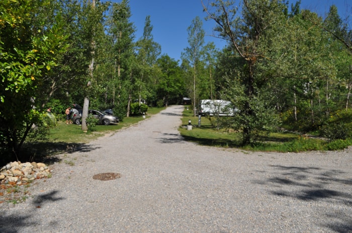 Emplacement : Véhicule + Tente Ou Caravane + Électricité