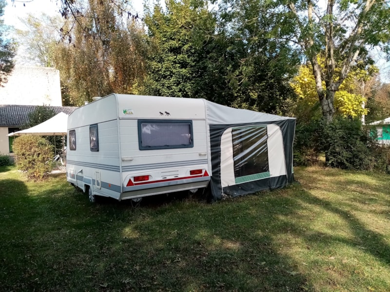 Caravane CONFORT - de 3 à 4 pers (2 adultes + 2 petits enfants ou 2 adultes + 1 ado ou 3 adultes)
