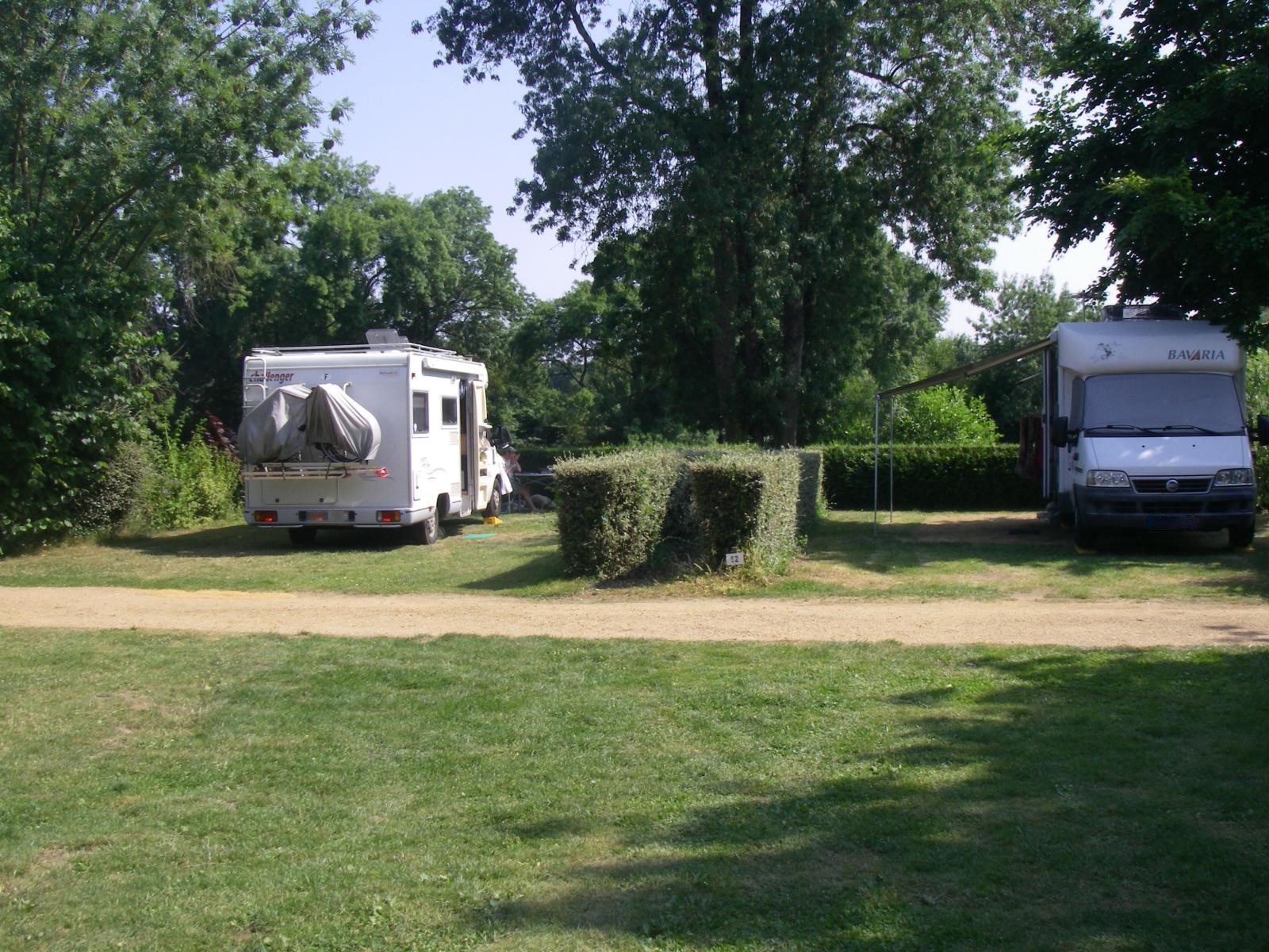 Emplacement - Forfait Emplacement 1 Personne (Camping Car / Caravane + 1 Véhicule / Tente + 1 Véhicule) - Camping Les Portes de l'Anjou