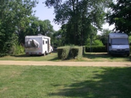 Kampeerplaats(en) - Standplaats Pakket 1 Personen (Campingauto / Caravan + 1 Voertuig / Tent + 1 Voertuig) - Camping Les Portes de l'Anjou