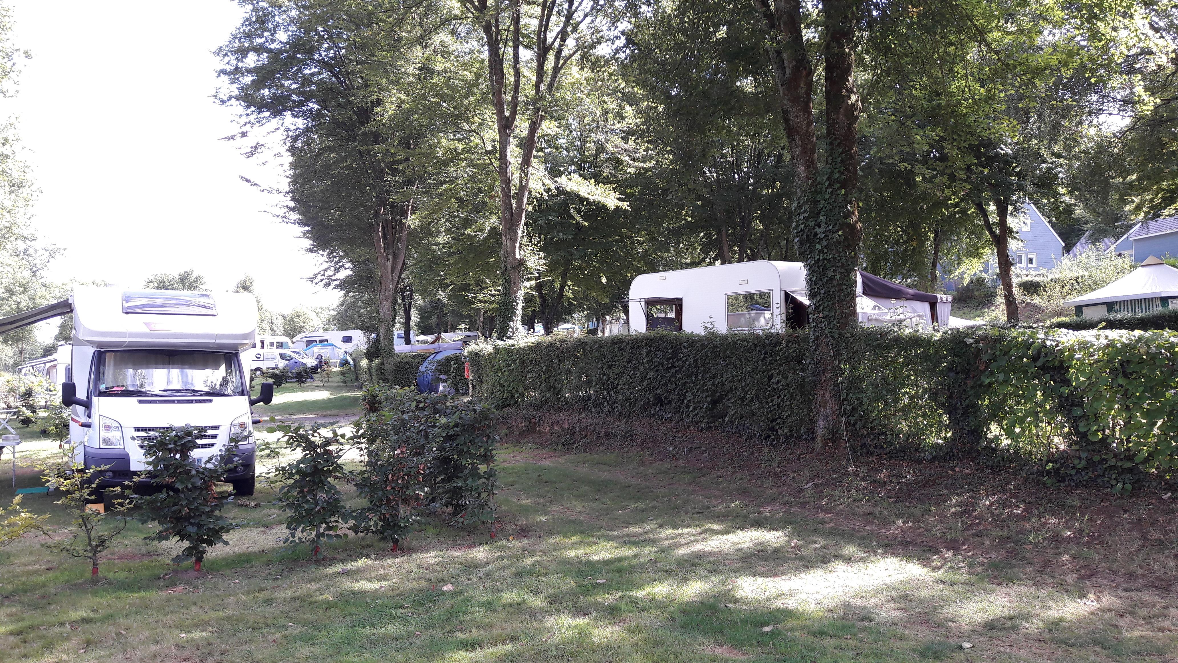Emplacement - Forfait Confort  (1 Tente, Caravane Ou Camping-Car / 1 Voiture / Électricité 10A) - Camping Le Parc de Vaux