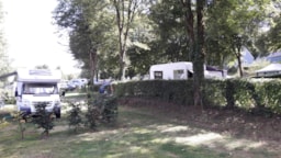 Kampeerplaats(en) - Basisprijs Comfortplaats (1 Tent, Caravan Of Camper / 1 Auto / Elektriciteit 10A) - Camping Le Parc de Vaux