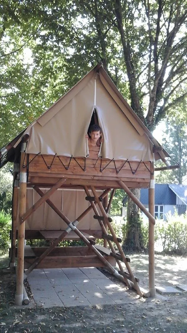 Tente Bivouac en bois sur pilotis (pour randonneurs et cyclistes en itinérance)