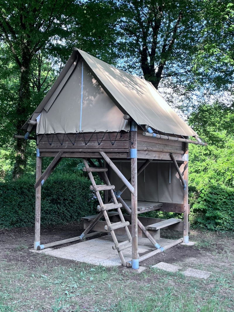 Houten Bivouac tent op palen (voor wandelaars en fietsers op doorreis)