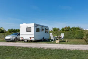 Stellplatz - Stellplatz 90/100M² - Mit 1 Auto / Strom - Komfortpaket - Camping Saint Pabu Plage