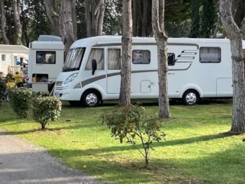 Stellplatz - Stellplatz + 1 Auto + Zelt , Wohnwagen Oder Wohnmobil +  Strom + Fließwasser- Und Abwasseranschluss - Bontempo Village Piriac