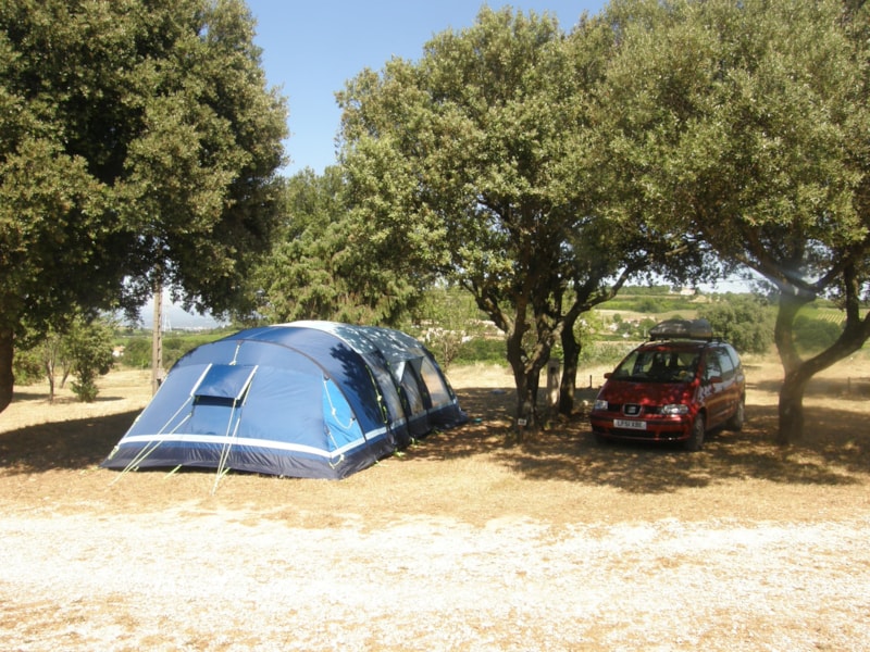 Piazzola : 1 auto + tenda, roulotte o camper + acqua calda
