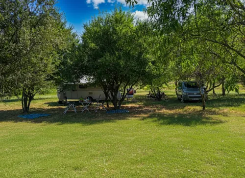 Pitch - Pitch + 1 Car + Tent , Caravan Or Camping-Car + Hot Water - image n°4 - CAMPING LES TRUFFIERES***