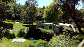Stellplatz - Wanderer Paket (Zu Fuß Oder Mit Dem Fahrrad / 1 Zelt Ohne Strom) - Camping de Matour