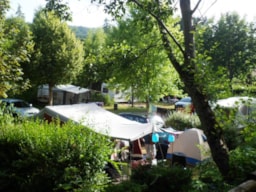 Kampeerplaats(en) - Basisprijs Natuurplaats (1 Tent, Caravan Of Camper / 1 Auto) - Camping de Matour
