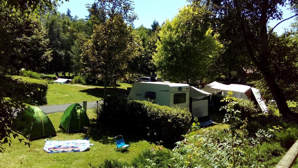 Kampeerplaats - Basisprijs Comfortplaats (1 Tent, Caravan Of Camper / 1 Auto / Elektriciteit 6A) - Camping de Matour