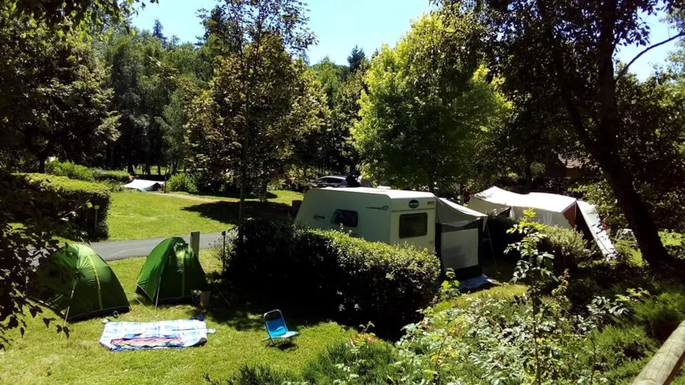 Kampeerplaats(en) - Comfortpakket, Met Elektriciteit - Camping de Matour
