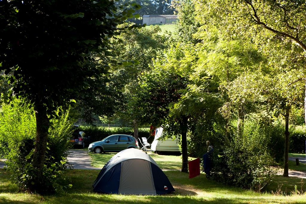 Stellplatz - Pauschale Wanderer (1 Zelt Ohne Strom/Ohne Fahrzeug) - Camping de Matour