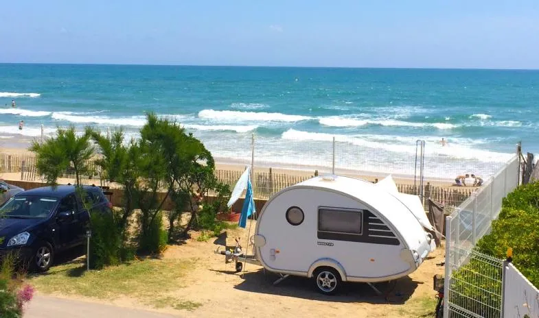 Package first row from the sea: Pitch +  tent , caravan or camping-car + electricity + water and drainage point