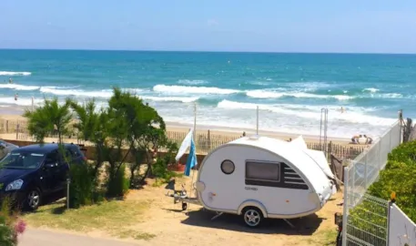 Forfait Front de mer 2ème ligne : Emplacement + 1 installation + 1 véhicule, raccordement à l'eau, évacuation et électricité
