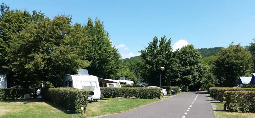 Emplacement - Forfait Privilège (1 Caravane Ou Camping-Car / 1 Voiture / Électricité 10A) + Raccordement Eau Et Évacuation Des Eaux Usées - Camping Risle et  Seine - Domaine des Etangs