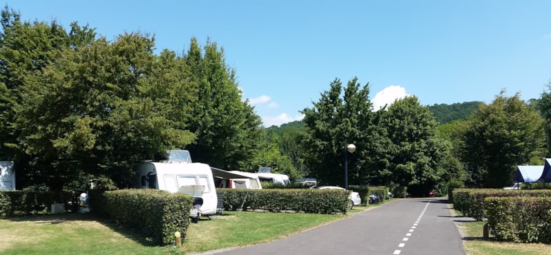 Stellplatz Privilège (1 Wohnwagen, Wohnmobil / 1 Auto / Strom 10A) + Fließwasser- und Abwasseranschluss