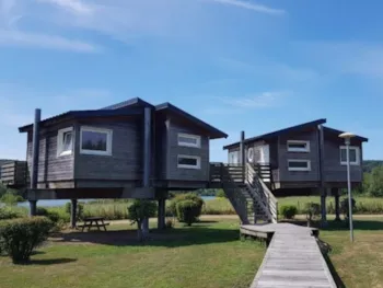 Mietunterkunft - Cottage Confort Sur Pilotis 35M² -1 Chambre + 1 Alcôve -Face Aux Étangs-Juill / Août : Samedi/Samedi - Camping Risle et  Seine - Domaine des Etangs