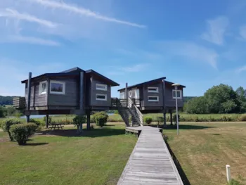 Mietunterkunft - Cottage Sur Pilotis Privilège 35M² -1 Chambre + 1 Alcôve - Lave Vaisselle - Courts Séjours - Camping Risle et  Seine - Domaine des Etangs
