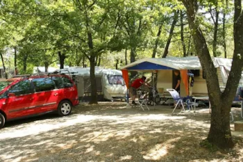 Stellplatz - Stellplätze Gand Confort (Abwasser-/ Fließwasseranschluss, Strom 10A) - Camping La Source