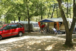 Stellplatz - Stellplätze Gand Confort (Abwasser-/ Fließwasseranschluss, Strom 10A) - Camping La Source