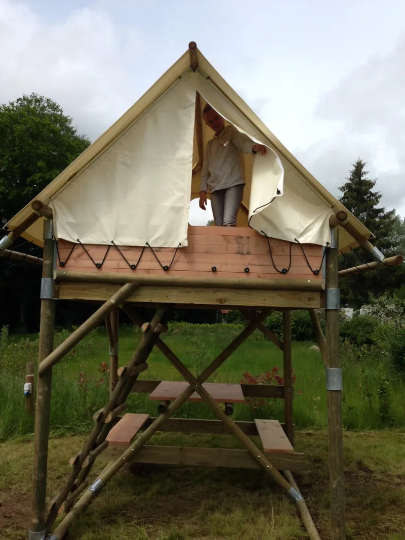 Tente Bivouac (Sur Mezzanine Avec Table Pique Nique Et Éléctricité)