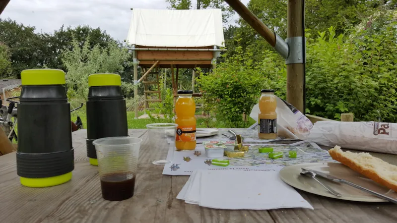 Tente Bivouac (Sur Mezzanine Avec Table Pique Nique Et Éléctricité)