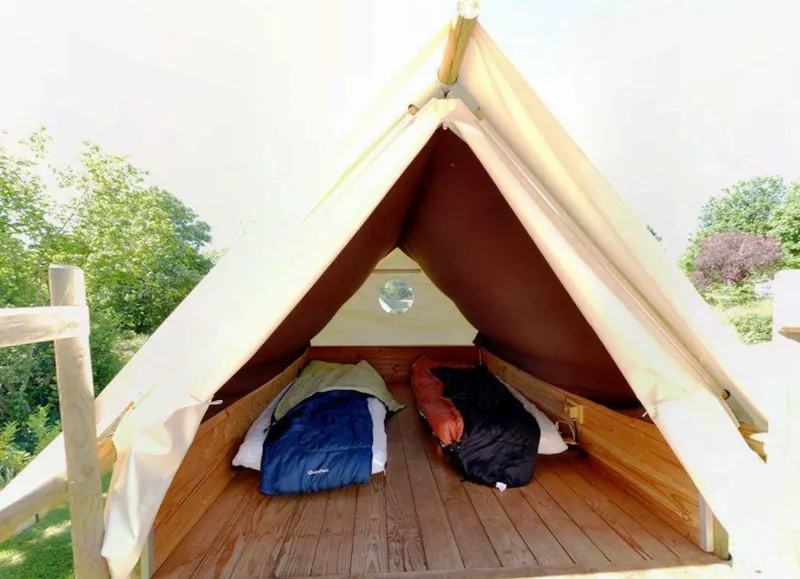 Tente Bivouac (Sur Mezzanine Avec Table Pique Nique Et Éléctricité)