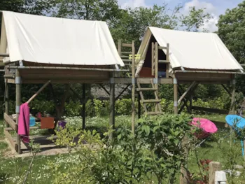 Mietunterkunft - Zelt Bivouac (Auf Zwischengeschoss Mit Picknicktisch Und Strom) - Château des Tilleuls