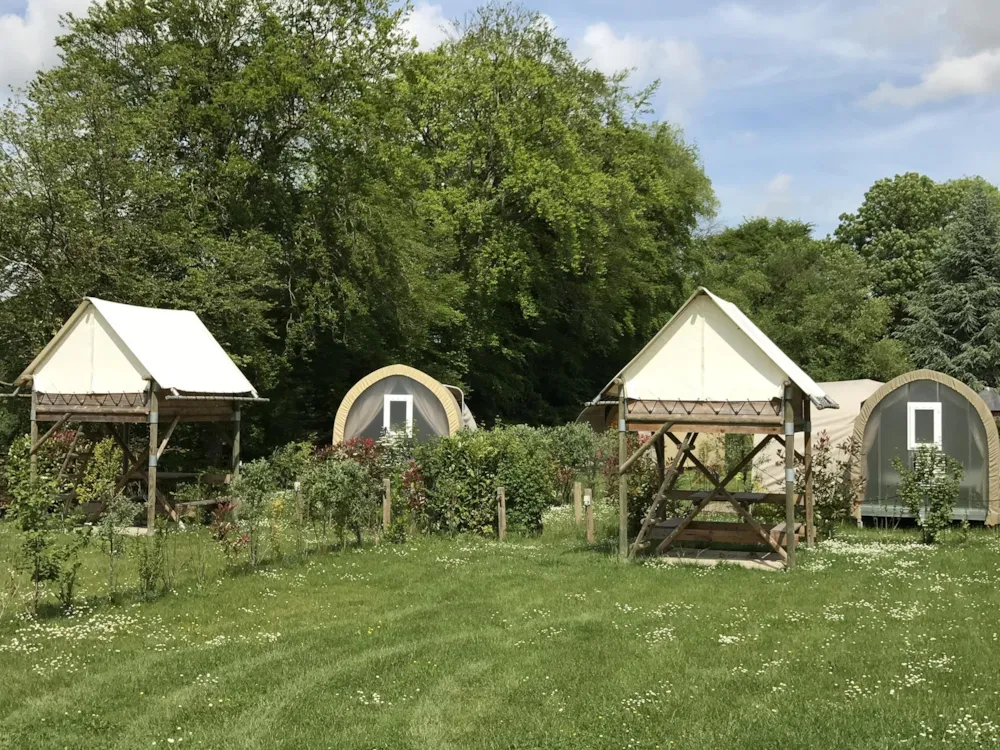 Accommodation - Tent Bivouac (On Mezzanine With Picnic Table And Electricity) - Château des Tilleuls