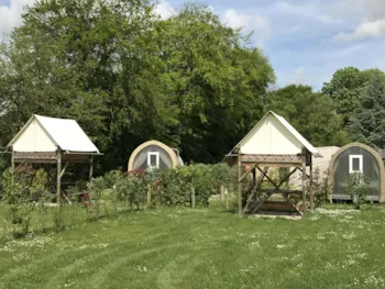 Mietunterkunft - Zelt Bivouac (Auf Zwischengeschoss Mit Picknicktisch Und Strom) - Château des Tilleuls