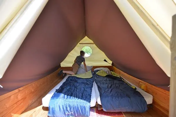 Tente Bivouac (Sur Mezzanine Avec Table Pique Nique Et Éléctricité)