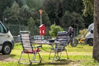 Stellplatz - (Zone3) Superior Stellplatz Ab/Zu Wasser In Sommer+Privates Badezimmer Mit Dusche (Endreinigung) - Camping Catinaccio Rosengarten
