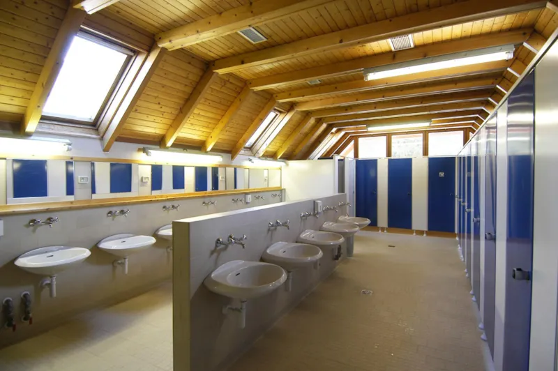 (Area 3) Emplacement Avec Évacuation Et Eau En Été