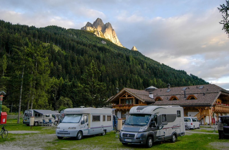 (Zone 3)SUPERIOR Stellplatz mit Abfluss und Wasseranschulss im Sommer