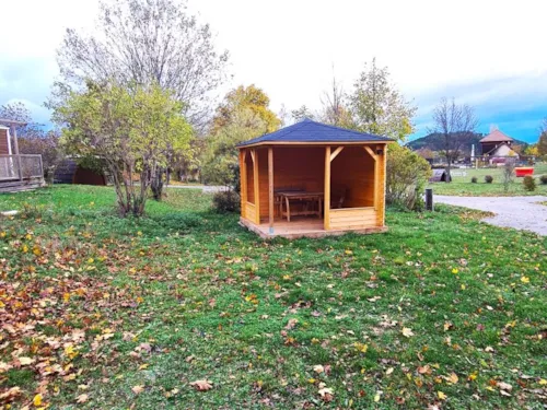 Emplacement - Emplacement Confort Plus - Élec 10A + Voiture+Tente Ou Caravane Ou Camping-Car + Terrasse Couverte - image n°8 - Camping Belle Roche