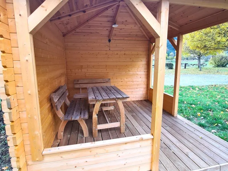 Emplacement Confort Plus - Élec 10A + Voiture+Tente Ou Caravane Ou Camping-Car + Terrasse Couverte