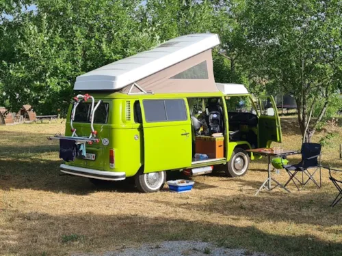 Kampeerplaats(en) - Comfort Space - 10A Elektriciteit + Auto + Tent Of Caravan Of Camper - image n°1 - Camping Belle Roche