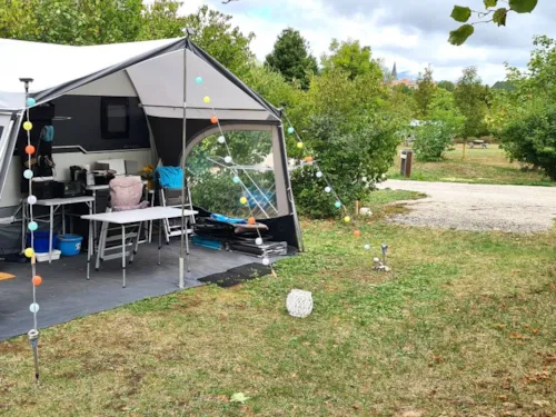 Kampeerplaats(en) - Comfort Space - 10A Elektriciteit + Auto + Tent Of Caravan Of Camper - image n°2 - Camping Belle Roche