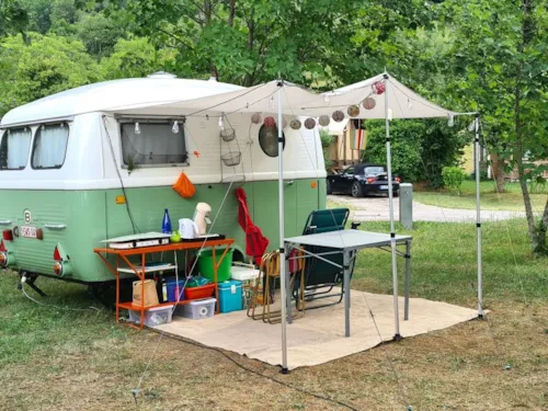 Kampeerplaats(en) - Comfort Space - 10A Elektriciteit + Auto + Tent Of Caravan Of Camper - image n°3 - Camping Belle Roche