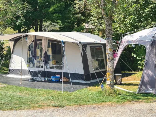 Kampeerplaats(en) - Comfort Space - 10A Elektriciteit + Auto + Tent Of Caravan Of Camper - image n°4 - Camping Belle Roche