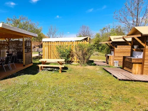 Emplacement - Emplacement Sani Top Confort + Installation + Voit + Sanit Privé + Terrasse Équipée + Cuisine - image n°5 - Camping Belle Roche