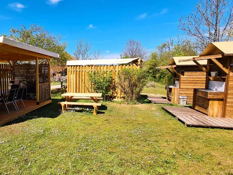 Emplacement Sani Top Confort 2 Pers + Installation + Voit + Sanit Privé + Terrasse Équipée + Cuisine