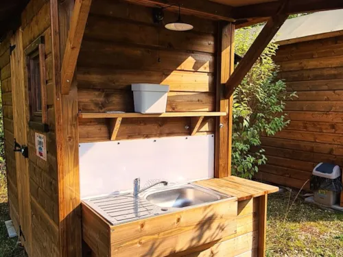 Emplacement - Emplacement Sani Top Confort + Installation + Voit + Sanit Privé + Terrasse Équipée + Cuisine - image n°6 - Camping Belle Roche